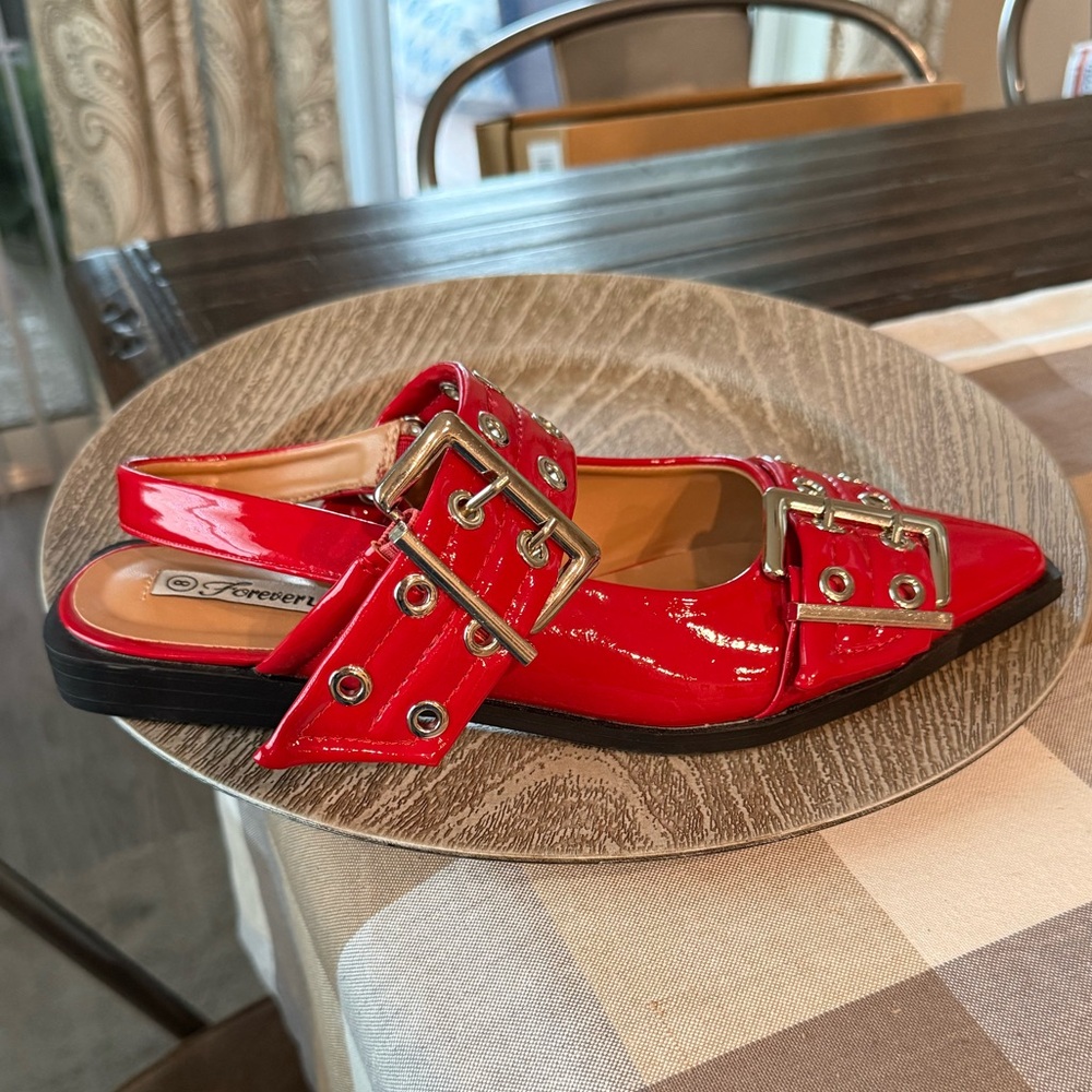 Forever Link Red Heeled Shoes with Buckle Accents New - Picture 4 of 10